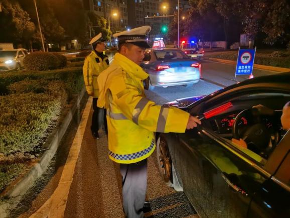 11月13日晚,万州区公安局交巡警支队陈家坝大队结合当前正在开展的 "