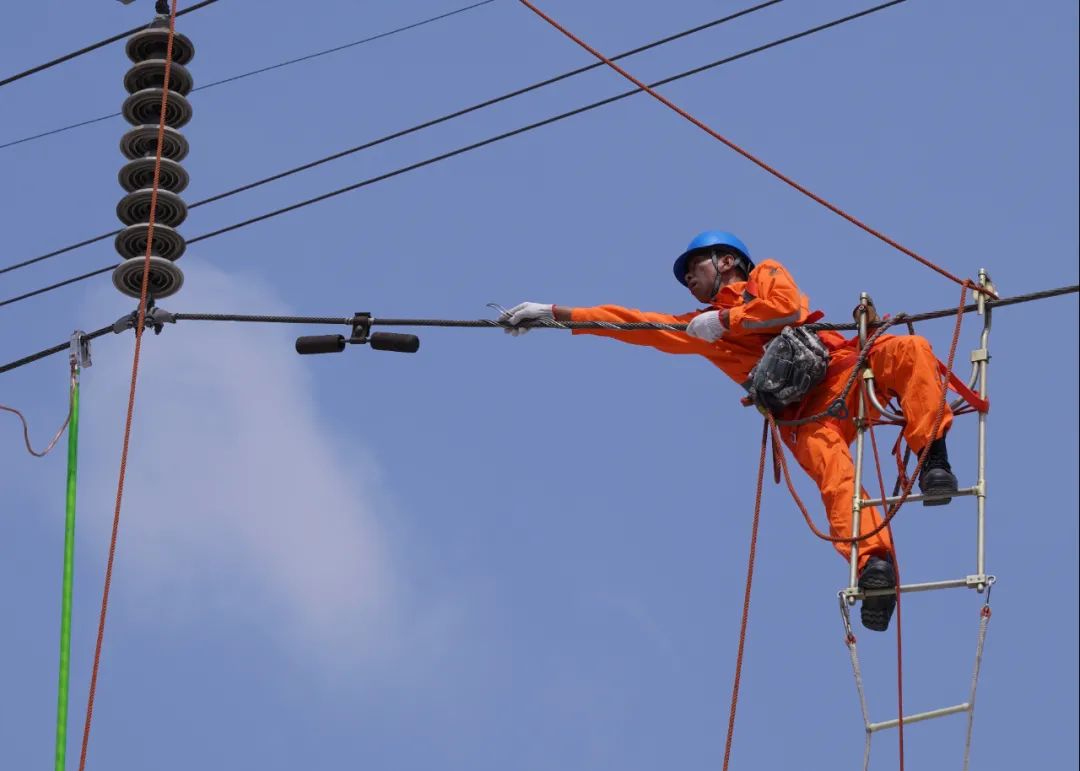 大爱港城今周网红高压线上的舞者记国网秦皇岛供电公司全国劳模获得者