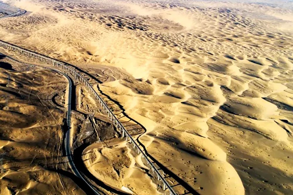 肃北沙漠铁路上的治沙人