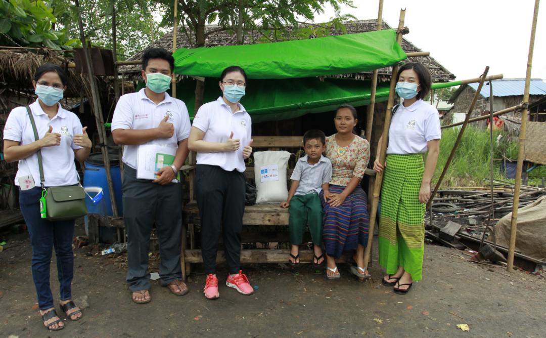 缅甸逆行者用粮食包传递爱心