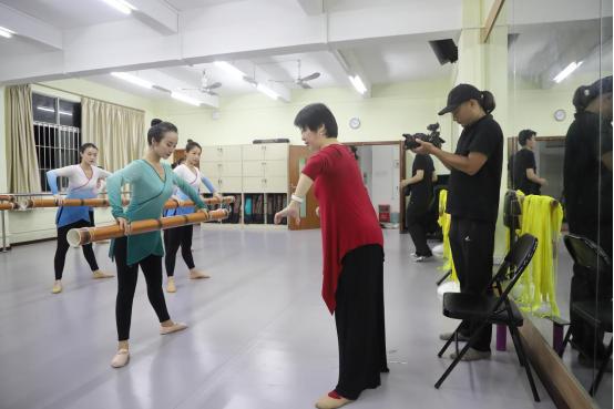 邱菁萍将陈丽娟制作外海面的动作融入舞蹈创作当中.