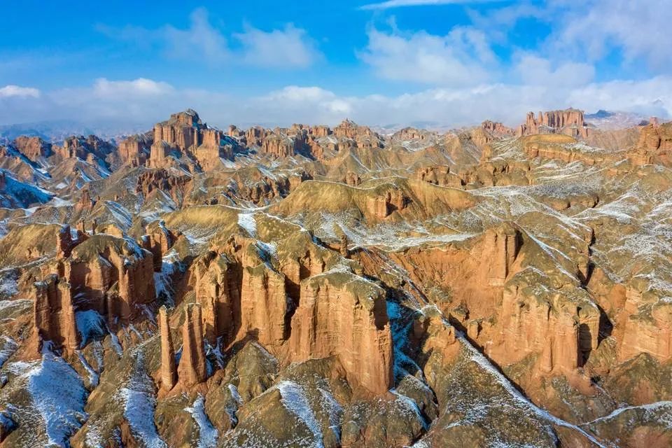 初冬雪景刷屏带你看张掖最美的窗棂状宫殿式丹霞雪景