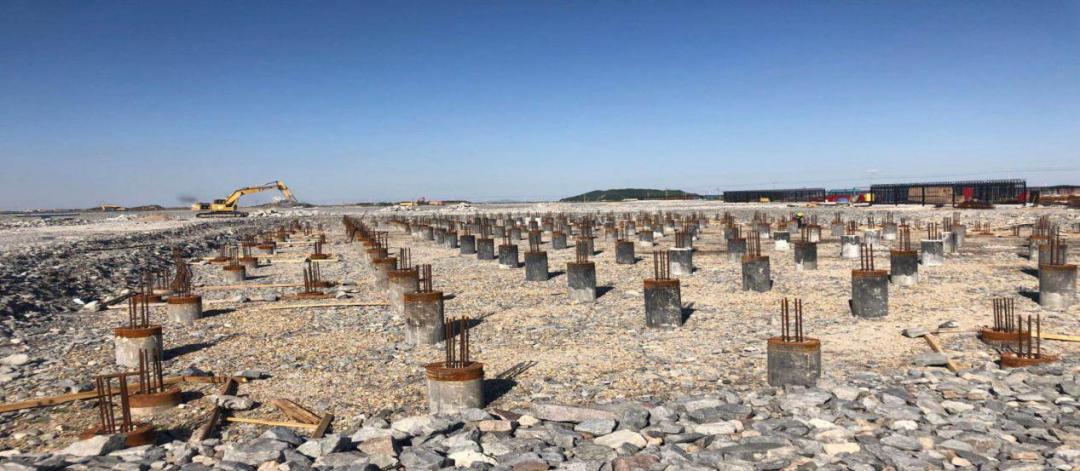 项目所在地为填海造陆区域项目积极与业主沟通增设地坪桩,搅拌桩,钢板