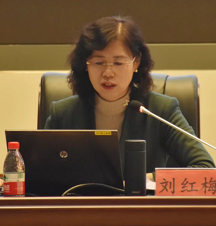 培训班上邀请自治区党校副教授王琼对党的十九届五中全会精神从会议的