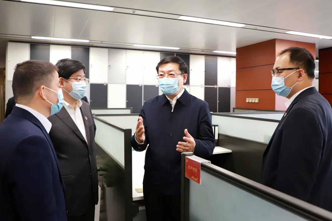 刘学新深入上海银行和浦东新区调研
