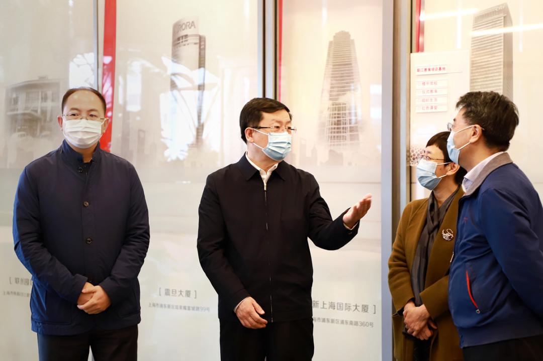 刘学新深入上海银行和浦东新区调研