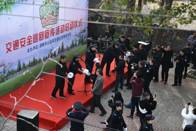 邯郸交巡警支队举行邯郸市"美丽乡村行"交通安全巡回宣传活动启动仪式