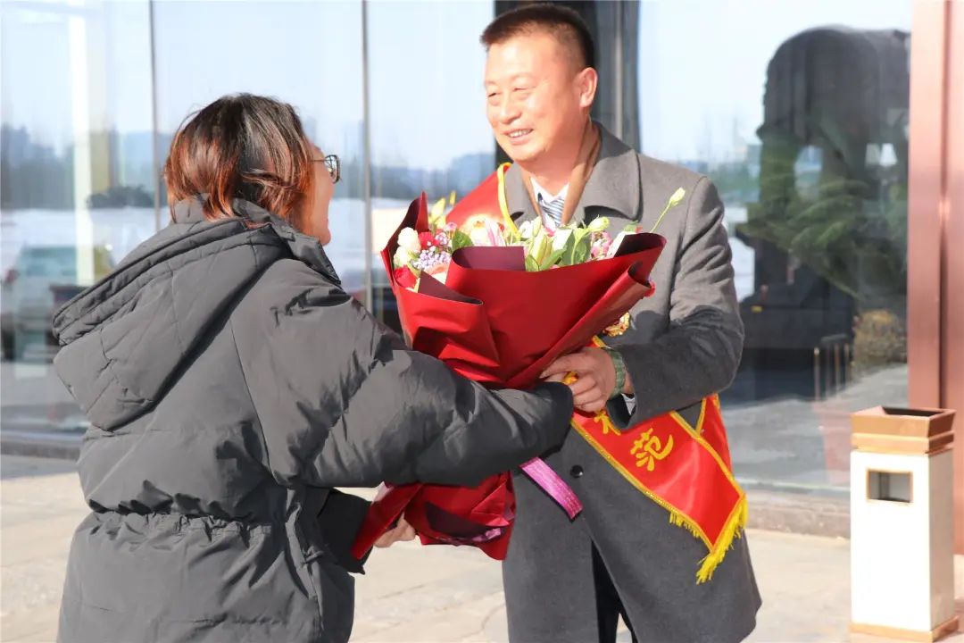 向榜样致敬我旗领导迎接郑桂杰张钧苏玉平载誉而归