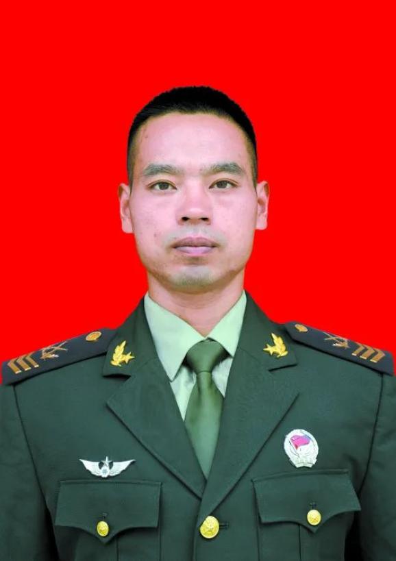2007年10月入党,南部战区陆军某旅飞行控制技师兼班长,三级军士长军衔