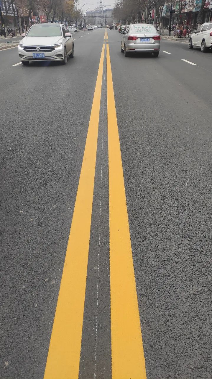 11月25日,记者在西环路看到,建成后的双向4车道沥青道路上,快,慢车道