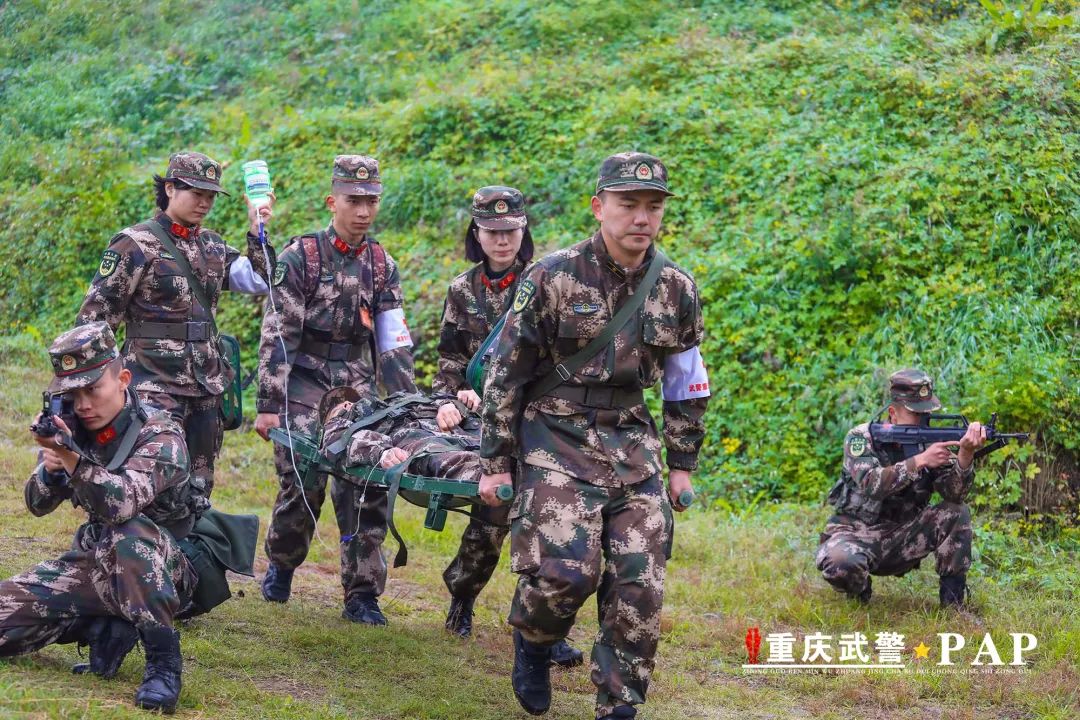 近日,武警重庆总队医院卫勤保障分队 在某野外训练场开展战伤救护演练