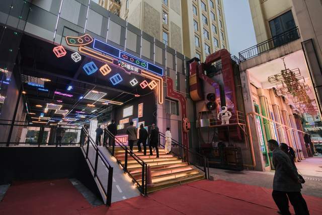 它来了它来了它带着一条潮玩酷商业街走来了