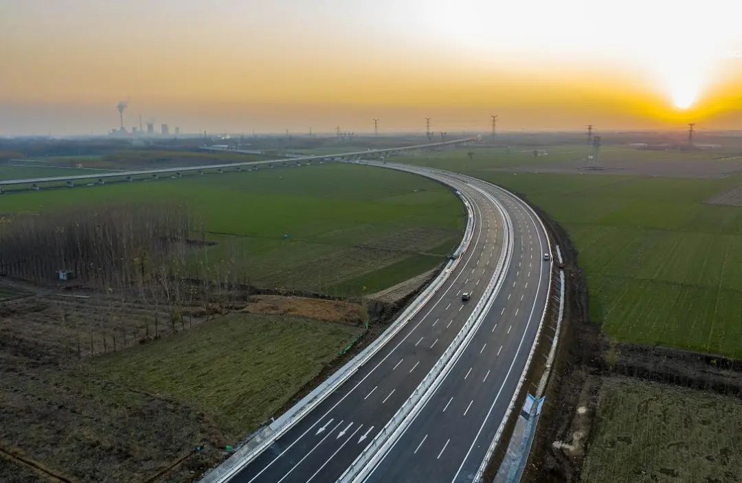 从航拍镜头可以看到,g327改建工程犹如一条蜿蜒的长龙,上跨105国道和