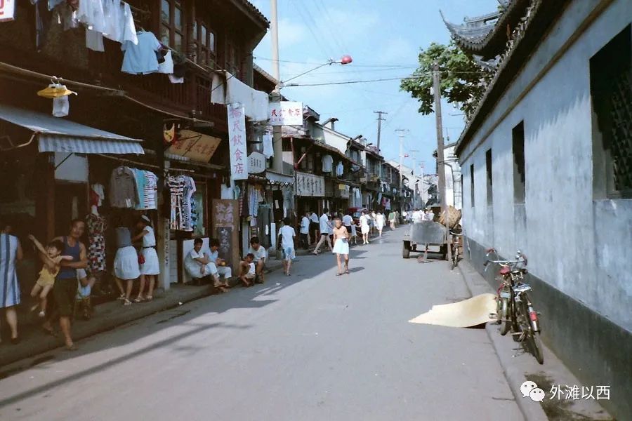 198788年上海天际线下的人文留影