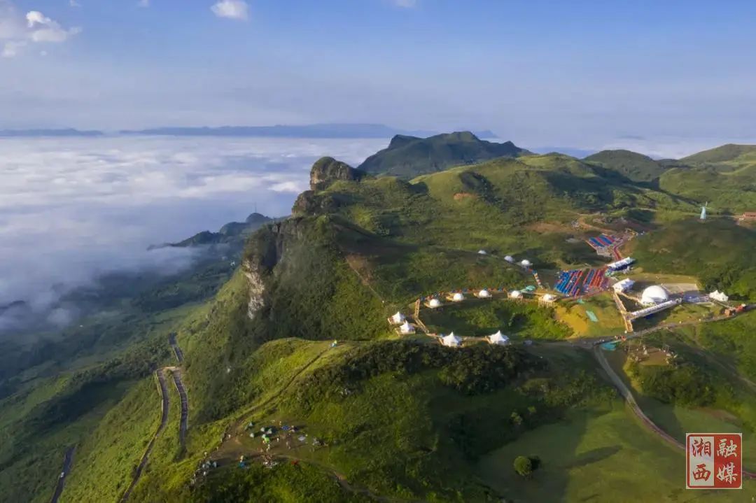 地形既像一隻船,從裡耶遠看八面山像一個睡美人,凌架於崇山峻嶺之中.