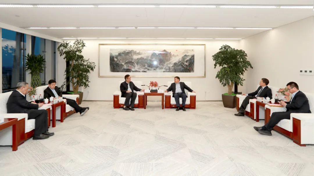 朱碧新对张子艾一行来访表示热烈欢迎,介绍了中国诚通的历史沿革和