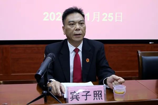 浦北县人民法院党组成员,副院长宾子照,县妇联副主席陆宗敏出席发布会