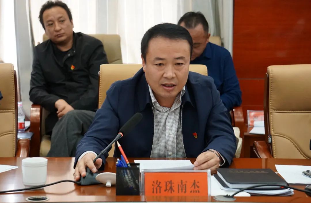 会上,白加扎西,肖飞虎,洛珠南杰围绕主题进行了研讨发言,班子其他成员