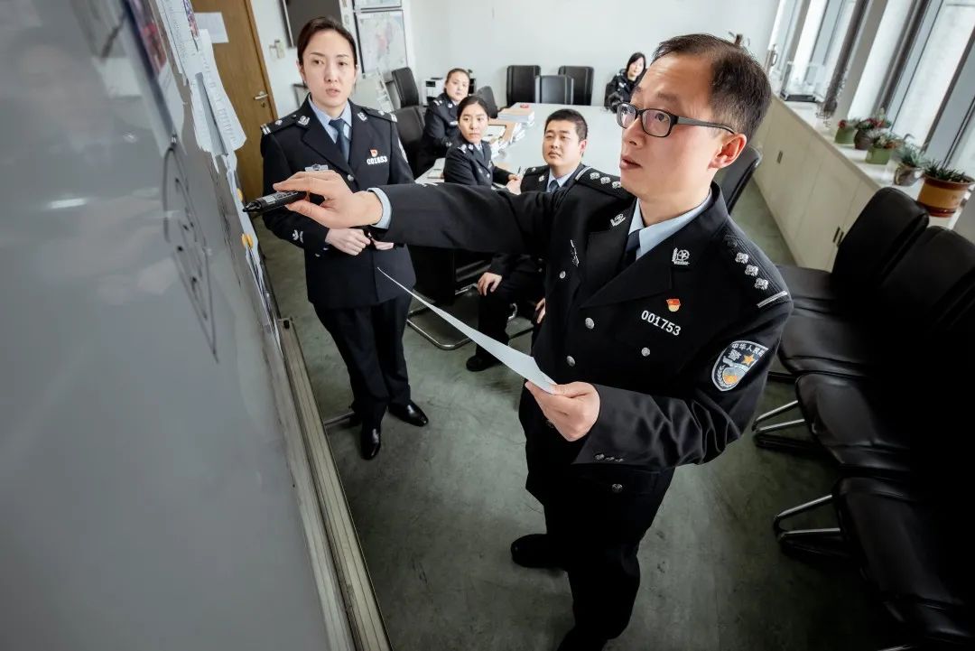 有人笑称,经侦警察就是警察中的"白领".