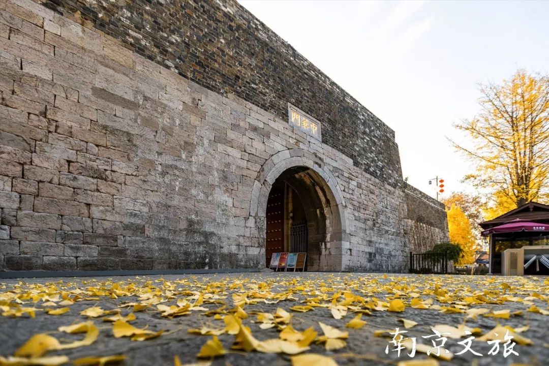 地铁1号线中华门站下;地铁3号线雨花