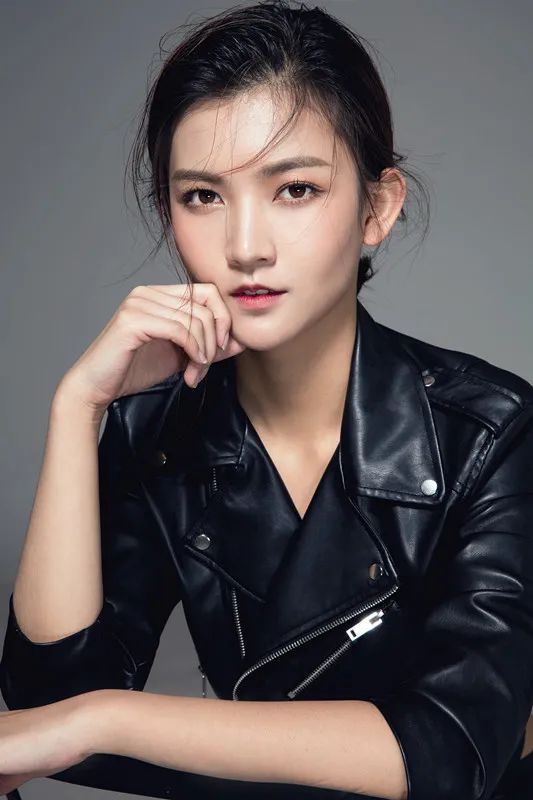 朱研(女)饰演:孙映霞中央戏剧学院表演系,作品有《梦里花落知多少》