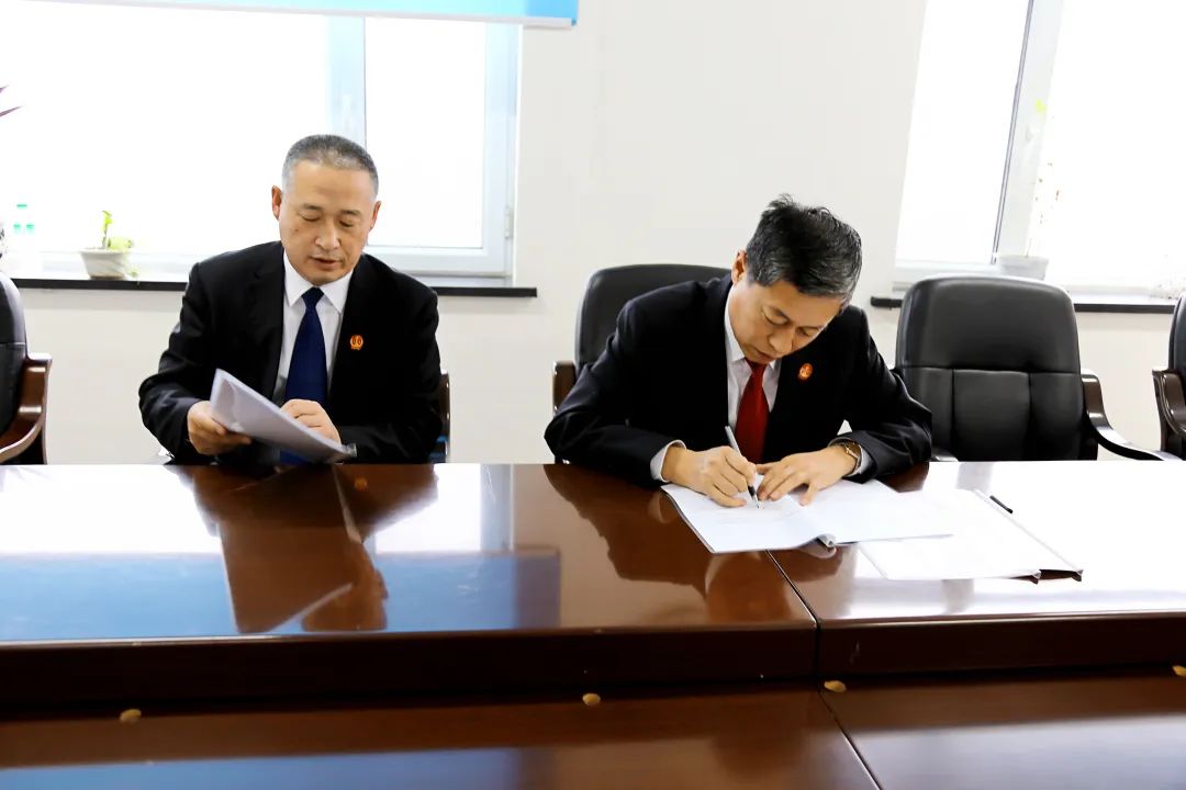 青冈法院与人保财险签订战略合作协议