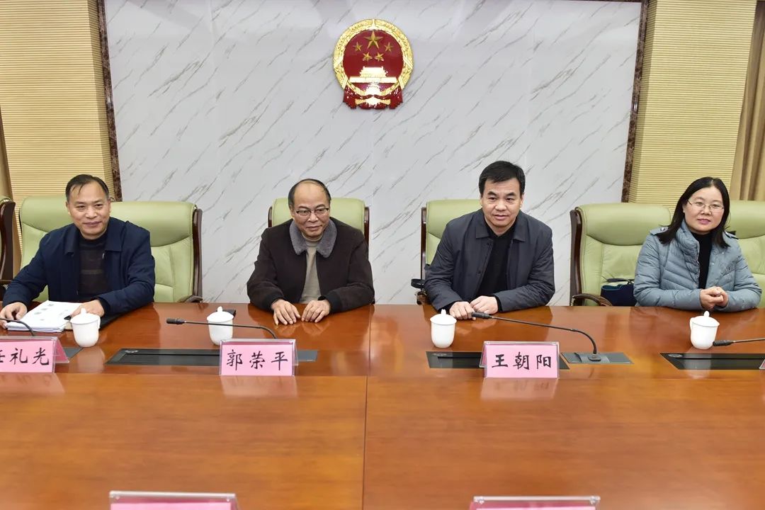 督查组成员郭荣平书记在网格法官刘松的陪同下参观紫金东郡社区网格