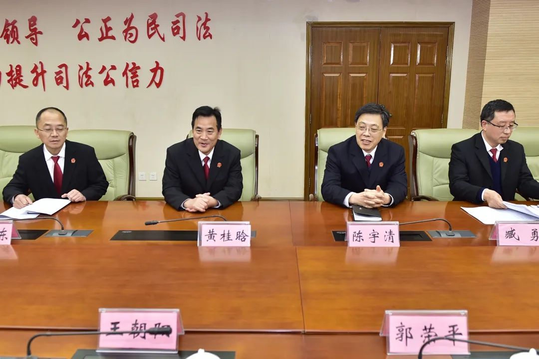 督查组成员郭荣平书记在网格法官刘松的陪同下参观紫金东郡社区网格