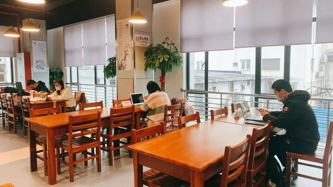 焕然一新的虹口区图书馆曲阳分馆开馆啦寒冷的冬日又多了一个好去处