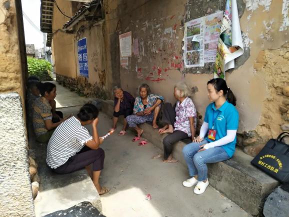 扶贫之花在绽放不负韶华不负村记百丈乡大满村驻村队员梁柳明