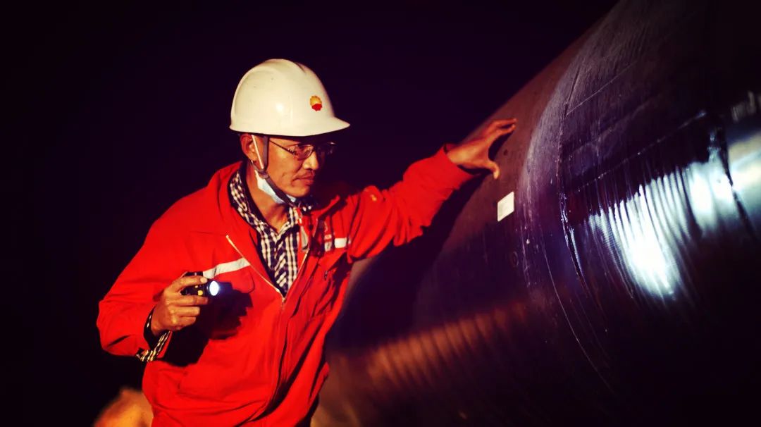 寒风,夜幕,管道人.