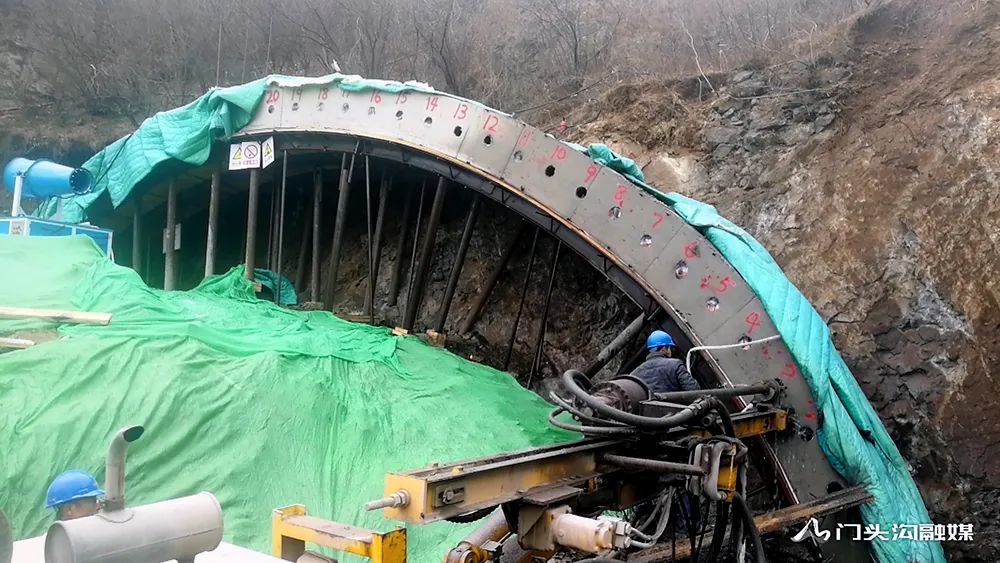 国道109新线高速清水1号隧道洞门套拱完成