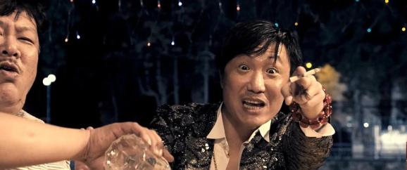 在2013年凭借《低俗喜剧》「暴龙哥」一角拿到金像奖最佳男配角.