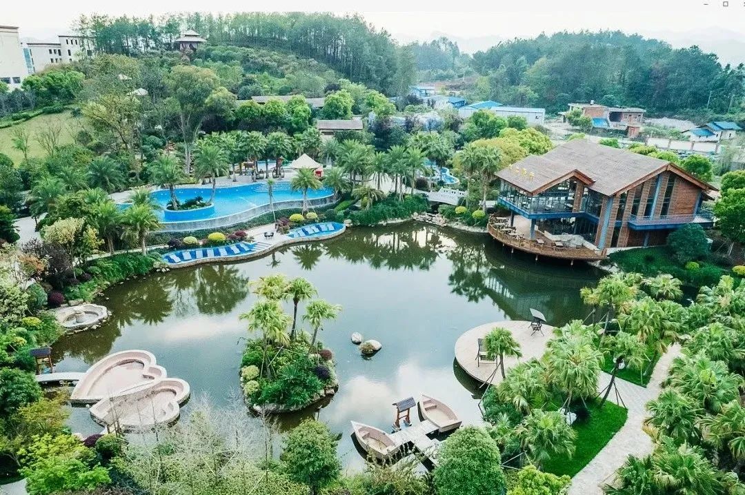 中富含偏硅酸等汉仙温泉温泉日自涌量达3000多立方米山坳里连片的水面