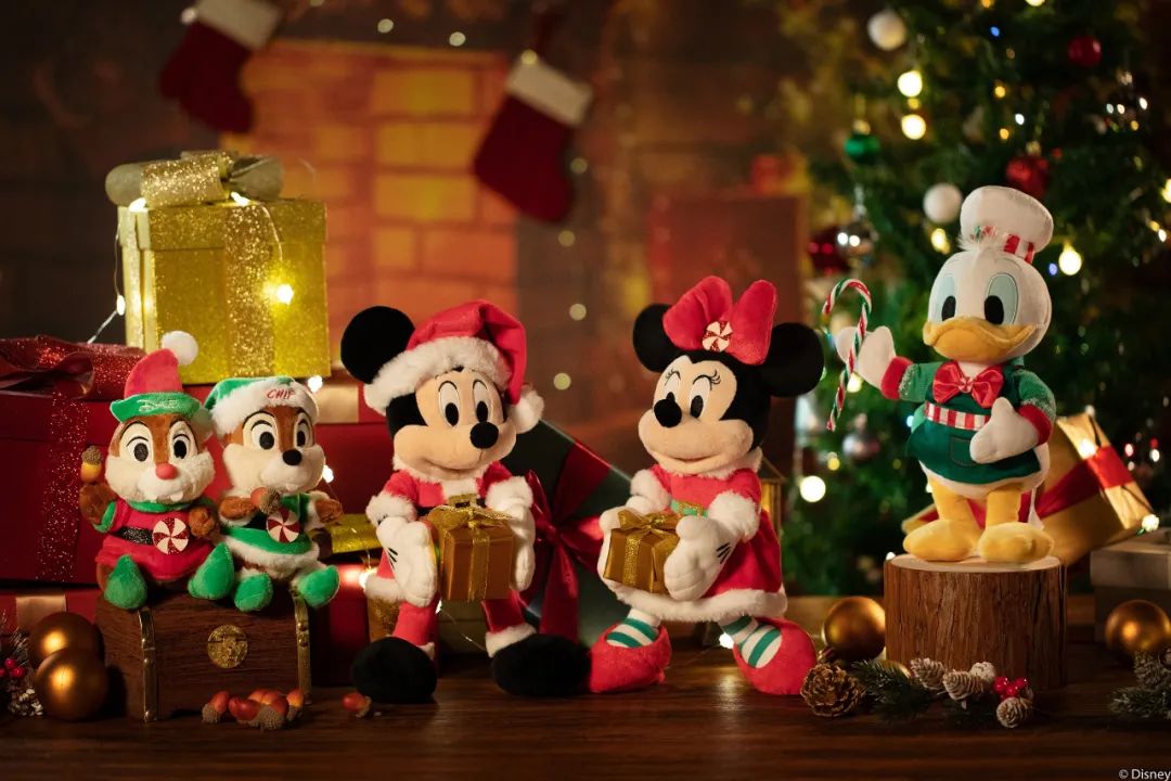 上海迪士尼换上圣诞新装幻化成冬日仙境神秘惊喜等你去拆盒