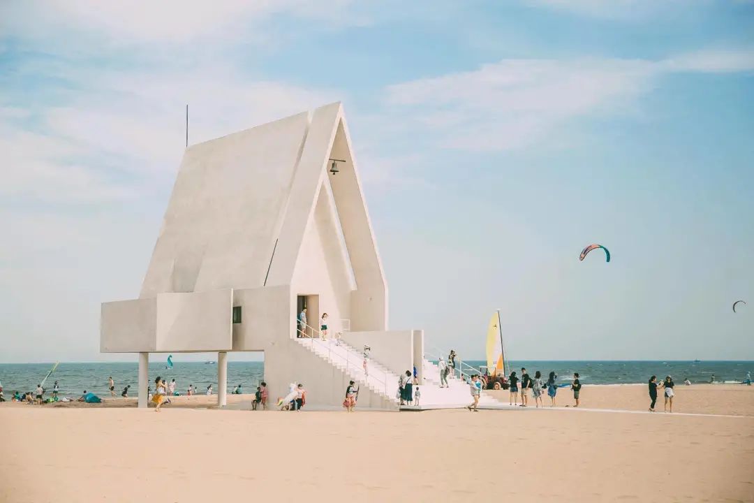 北戴河仍然是京城居民的度假胜地,但今日的北戴河有了阿那亚,一切都不