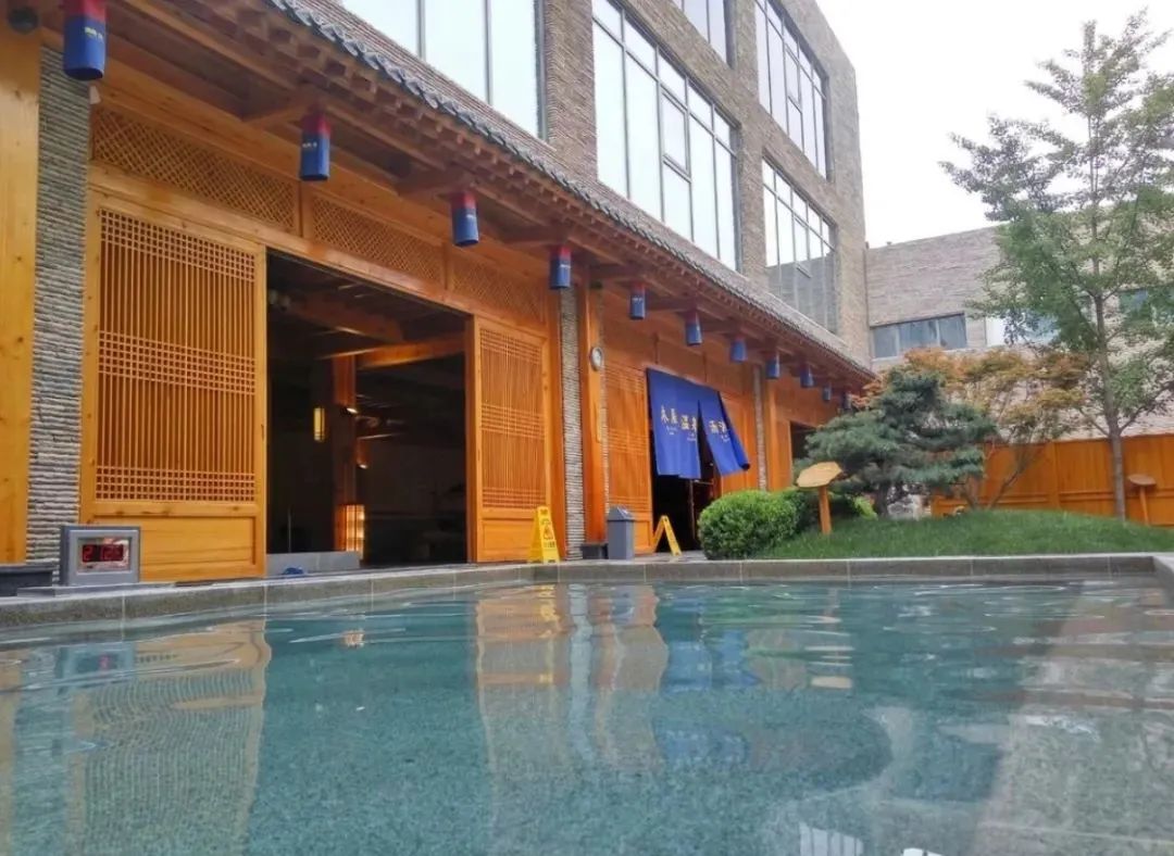 感觉自己都成了水蜜桃儿了~汤池是粉色的,身处其中水蜜桃汤泉弥漫着