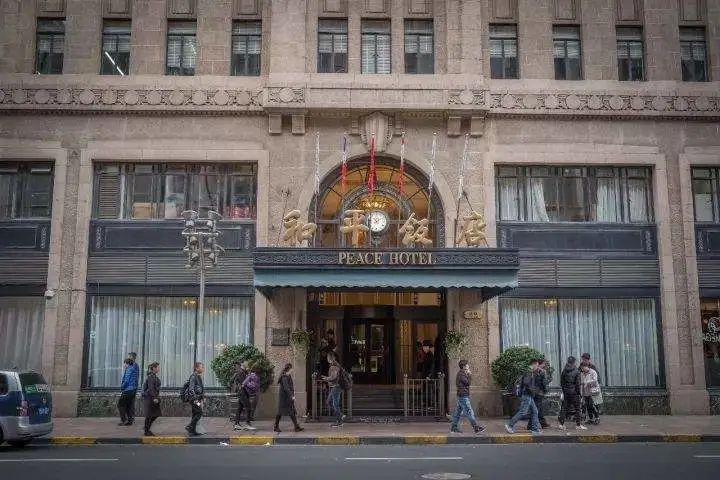 这个难道不是和平饭店正门口?"东方红,太阳升"?