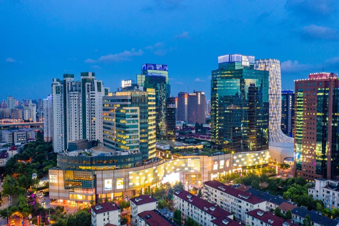 虹桥南丰城坐落于长宁区以遵义路为主轴的新虹桥国际商圈,总建筑面积