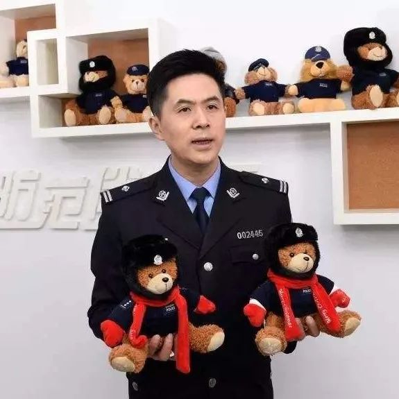 浜大小黑板61上海荧幕跨界明星警官黄奕带着安全最好的礼物来上政啦