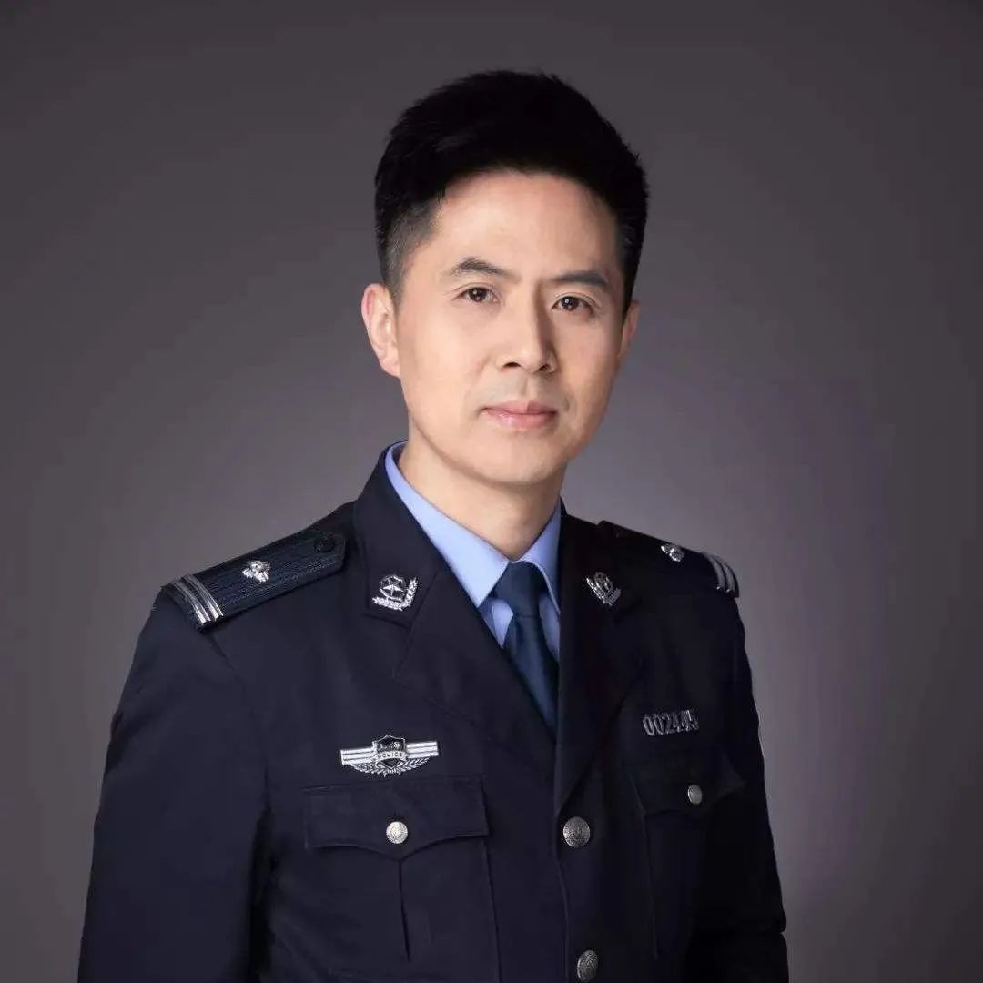 浜大小黑板61上海荧幕跨界明星警官黄奕带着安全最好的礼物来上政啦