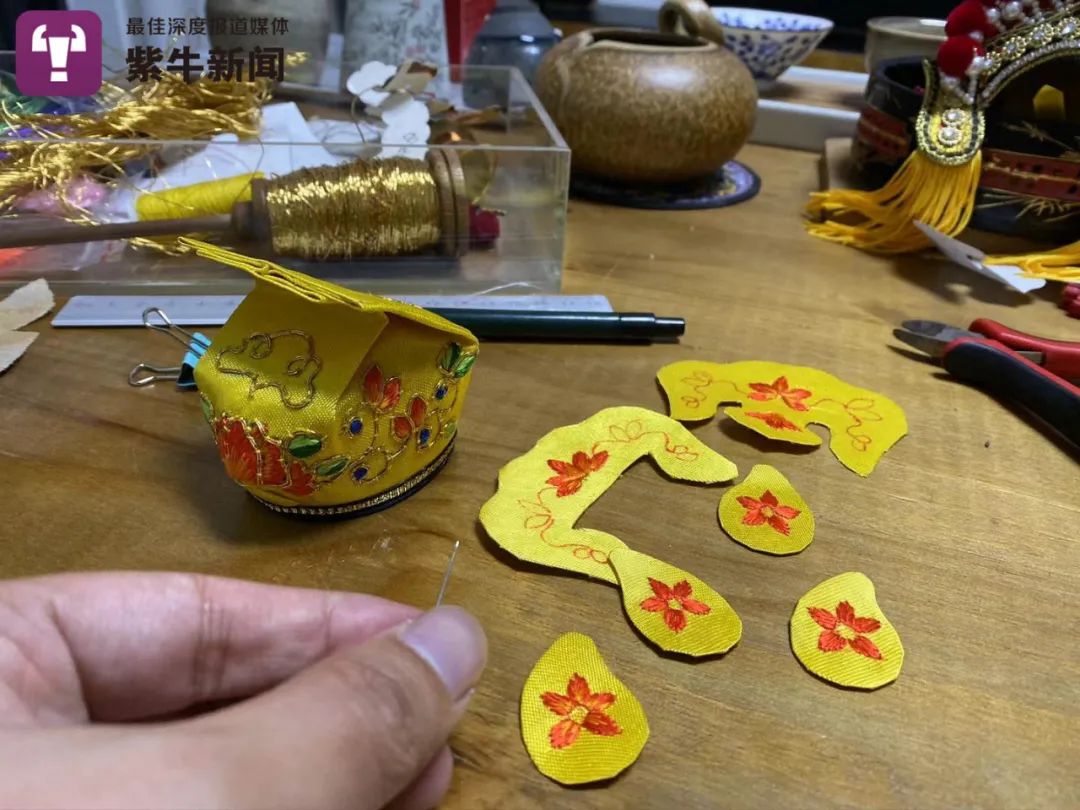 【紫牛头条】把传统手艺留下来,电视台主持人痴迷制作迷你戏曲盔头