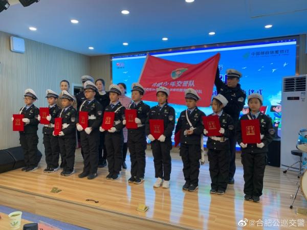 11月27日,合肥交警支队及辖区公巡一大队联合中国邮政储蓄银行安徽