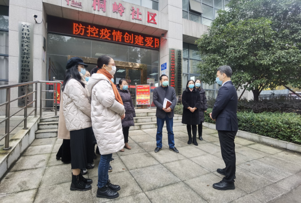 市委宣讲团成员来到猇亭区古老背街道桐岭社区,与社区工作人员深入交流。