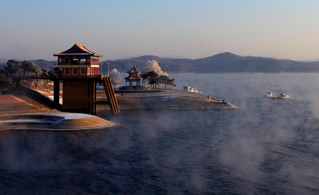 图丨《抚顺市晨曦中的大伙房水库》图丨《本溪市桓仁桓龙湖》图丨