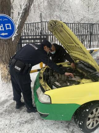 天山区分局西河坝派出所民警夜间定点巡查