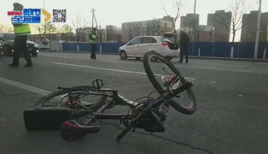 今晨呼市街头一轿车与自行车相撞一男子当场飞出十多米