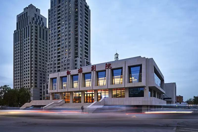 红旗剧院坐落在南开区红旗路,是南开区地标性文化单位,建于1988年