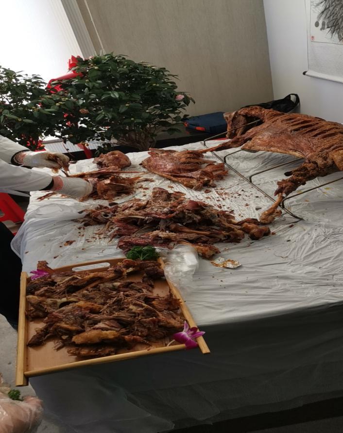 豪大庆这家地产商摆下烤全羊宴请柬发遍五区四县