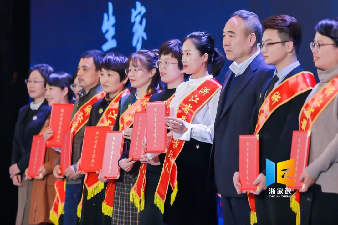 吴兴有两位女性入选,其中许敏作为获奖代表上台领奖